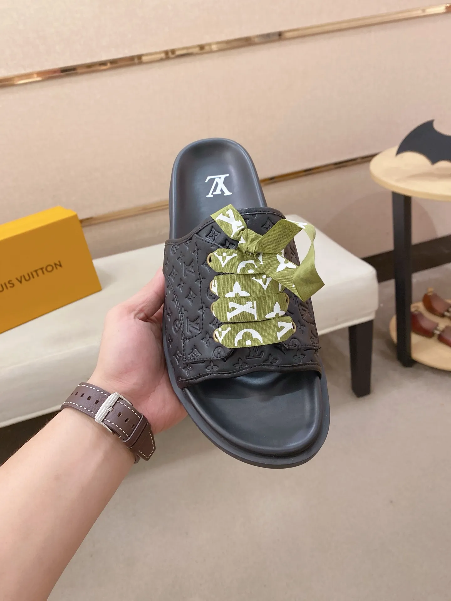 Men's shoes 💰: 340💰Made by LV🔍Top purchasing agents. Men's spring and summer slippers are available at the same counter. The uppers are imported cowhide from Italy, with logo graphics and high-quality craftsmanship. Soles: original soles specially provided by the original factory. Exclusive movable molded soles are super comfortable. Original goods follow orders. 🔍🔍High quality. You can enter and exit the counter at will. Welcome to compare. Size 38-44.